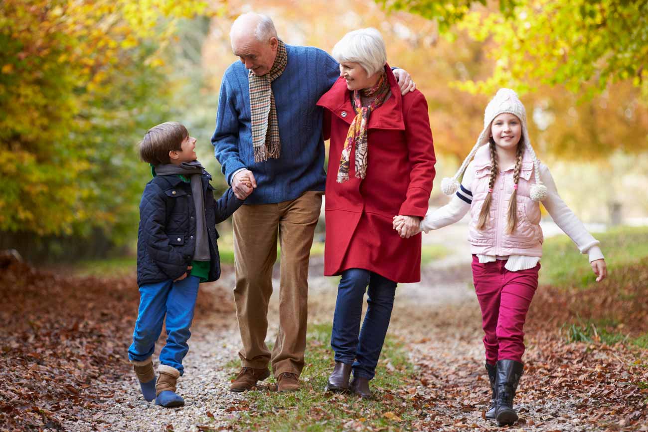 Nagyszülők unokákkal természetben sétálnak egészséges életmód és csontozat
